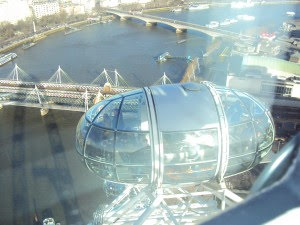 DÖNME DOLAP GÖRÜNÜMÜNDE LONDON EYE ile LONDRAYI TePEDEN ISLEYEBILIRSINız..