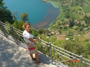 Sizlere konaklama ve yeme içme yerleri hakkında  bilgiler sunucam.Çünkü bu destinasyonun tarihini herkes biliyor.Papa’nın yazlık malikanesinin bulunduğu Gandolfo Köyü, tarihi ve doğal güzellikleriyle meşhurdur. Papaların ve ünlü Romalıların yazlık ve kışlık evlerinin bulunduğu bölge olan, aynı zamanda beyaz şarabı, piknik alanları ve muhteşem manzaralarıyla Castelli Romani Bölgesi’ni tanıyoruz.  