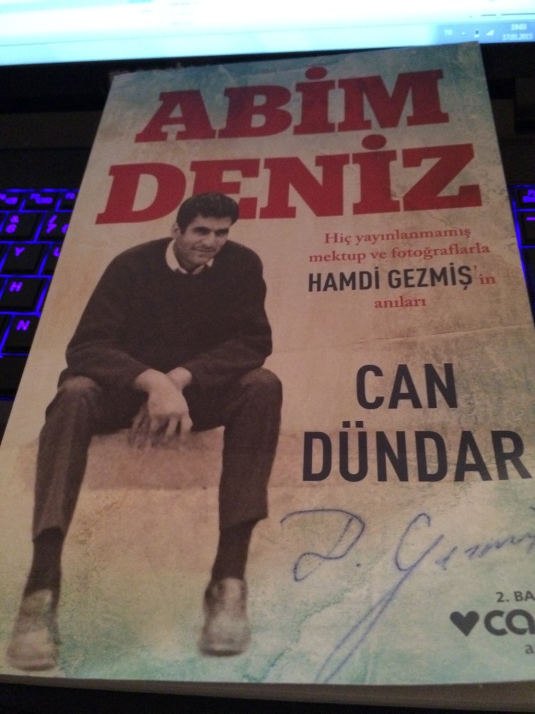 son zamanlarda okuduğum en güzel hayat hikayesi..."Karlı bir şubat sabahı Ayaş'ta dünyaya gözlerini açtığın zaman ilk işin ağlamak olmuştu.Şimdi anlıyorum,karşında canlı yaratık olarak ilk defa bizi görmüştün;insanları,,,Ve içinden,"ben bütün ömrümü bu nankorler  yratıklar arasında mı geçireceğim"diye düşündün.onun için ağladın.İnsanlar,,,Yani bütün istikbalını onların daha mutlu olmaları uğrunda feda ettiğin insanlar,,,Canavarların en korkuncu olan bızler,,,Tanrı'nın bahşettiği zeka ve yeteneklerı zehirli birer hançer gibihemcinslerinin azap çekmesinde kullanılan uygar canavarlar"