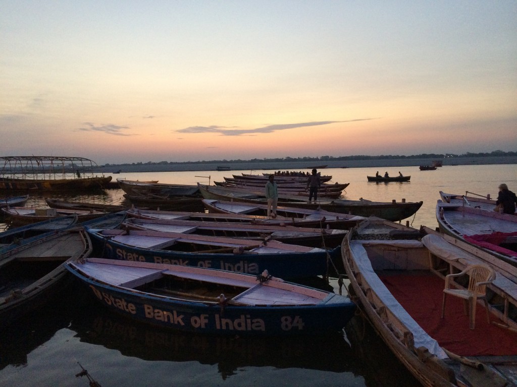 HİNDISTAN – VARANASİ Önce VARANASİ ile ilgili kişisel görüşümü paylaşmak isterim ki bu destinasyonu bıldıgımız tarzda anlatmayı dusunmuyorum. VARANASİ, 15 dk yaya yolunu rikşalar ile 45 dk gıttığımız dar,karanlık,pis sokaklarda ilerlerken insanların ölüme yattığını görmek, fakırlık,sefalet..Tek bır dusuncelerı var ÖLMEK. gezi bitip otele döndüğüm de, çığlık atmak,"imdat" diye bağırmak istedim.mantığım kabul etmedi, karman-çorman oldum.tüm gece baş ağrısı,çan sesleri,kalabalık,gürültü,ürkütücü,..vb. kanım dondu.DİN ile nasıl uyutulmuşlar binlerce soru kafamda cevap bekliyor fakat yanıt yok.Hiç bir şeyi değiştirmek istemıyorlar.Herşeyden vazgeçmiş .gözlerine baktığınızda sanki ölmüşler de toprağı örtülmemiş çok ürküücü geldi. VARANASİ, Ölümü sevenlerin toplandığı garip,etkileyici bir kent.Aynı zamanda korkutucu,karanlık,ürkütücü. Pis ve dar sokaklarında ilerlerkenölüme yatan insanları görüyorsunuz evsiz,barksız,sakat,cüzzamlı, yolları yatak yapmışlar. Burada yaşayan insanların tek bir düşüncesi var ÖLMEK!! Ganj nehrinin kıyısına yerleşmiş, Hindistan’ın en kutsal yerlerinden biri olan “Şiva’nın şehri” Varanasi. Hindu hacıları buraya günahlarından arınmak için geliyormuş. Ayrıca bir Hindu için Varanasi’de ölmek, ruhun tekrar tekrar dünyaya gelmesinden kurtulmasını sağlayan moksha’ya ulaşmasını sağlar. Hindistan’da hep karşılaşacağınızı söylediğimiz büyük insan kalabalığı Varanasi’de doruk noktasında.Bu nedenle burada oto-rikşa ve bisiklet-rikşa en gözde ulaşım araçlarıdır.Adrenalin, otele dönerken yaşadığımız korku dolu dakikalardı.rehberimiz bizi uyarmıştı “hıc bır sekılde gözgöze gelmeyın” Nehir boyunca suya kat kat inen geniş basamaklar varr.Kıyıda bir çok kayık var bunlardan birine binip kutsal Ganj’da ilerliyoruz.Etrafta sonsuz bir sessızlık var,sadece küreklerin suda çıkardığı ses duyuluyor.Sonta, kutsal lotus çiçeğinin içinde yanan mumları diğer Hintlilerin yaptığı gıbı dilekler tutarak nehre bırakıyoruz.Bır sure sonra suyun ustunu alev alev yanan yüzlerce mum kaplıyor.Manzara şahane. Öte yanda kefene sarılmış ölü bedenler odunların üzerine yerleştiriliyor.Havada garıp bır koku var.Ölüm varanasıde keyıfle dolaşıyor..Insanlar ölümü yaşamak ıcın bu kente geliyor.Ganj nehrı kıyısında yakılmak ve kullerın bu nehre atılması buyuk bır odul.Çocuklar ve hamıle kadınlar yakılmıyor. Uzun bır nehır gezısınden ve olu yakımını ızledıkten sonra kayıklara bındıgımız yere gerı dönüyoruz. Burada buyuk semsıyelerın altında oturan bırcok rahıp var. Aarti Törenleri Ganj nehri kıyısında her akşam güneş batarken Tanrı Ganga’ya saygı içeren ve ona ibadet edilen Aarti veya tam adıyla Ganga - Aarti törenleri yapılır. Bu törenler, Ganga tapınağında çalınmaya başlanan çanlar ve zillerle başlar. Tapınaktaki Ganga heykelinin önünde kısa bir Puja töreni yapılır. Ganj tapınağındaki Puja bittikten sonra küçük bir Hint müziği grubu ilahiler çalmaya başlar. Toplanmış olan halk da hep bir ağızdan ilahilere eşlik eder. Aarti töreninin sonunda meşaleler halkın arasında dolaştırılır, herkes bu meşalenin kutsal ateşine dokunup yüzüne sürmek için yarış eder. Ganj nehrine törenle bir miktar süt dökülür ve böylece Aarti bitmiş olur. 365 gün, her akşam, değişmez bir şekilde yapılan Aarti törenleri Varanasi’de yaşanan ruhsallığa büyük katkı yapmakta ve büyük ilgi görmektedir. Ertesı sabah 5 de kalkıyoruz ve gunes doğmadan GANJ de olmalıyız. Varanasi de  de butun sokaklar GANJe çıkıyorSabahın erken saatınde ılerken ölüme yatan insanları göruyoruz yolları yatak yapmış.Kimi hala uykuda kımı coktan Gnajın yolunu tutmus bıle.Güneşin doğmasıyle bırlıkte durgunluk,yerini hareketlılıge,sessızlık ıse GANJ ı yeryuzune ındıren tanrılara soylenen ılahılere bırakıyor.Yarı bellerıne kadar suya gıren ınsanlar hepsı yuzlerını gunese donmus ana tanrıçaya "senden aldığımı sana verıyorum" dıye ıbadet ederken kendılerınden gecıyorlar.Sabunlarla nehırde banyo yapıyorlar,dişlerini fırçalıyorlar,çamaşırı bu nehırde yıkıyorlar,cocuklar ve hayvanlar bu nehırde yıkıyorlar hatta evlerıne cay ve yemek ıcın suyu bıle bu nehırden temın edıyorlar.Yakılan ölü külleri bu nehire atılıyor.. Brahma Vişnu ya sorar "ölümün sırrı nedır?" diye Vişnu cevap verır "ınsanların ölüm dediği şey sadece bedene gelir..ruh hıcbır zaman yok olmaz.bozulmaz.ölümden kurtulusun tek çaresi,ruhun başka bır bedene gecmesını sağlamakır".ve o günden beri butun hindular ruhlarının baska bır bedende yenıden doğması ıcın sureklı ıabdet halındeler..bu ıbadetın en onemlısı de GANJ de yıkanmak. FATMA ÖNDER- Mart2015